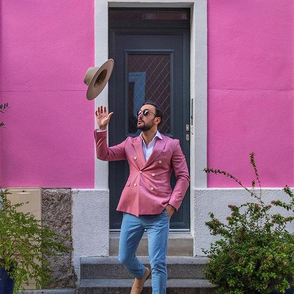 Veste croisée rose devant un mur rose